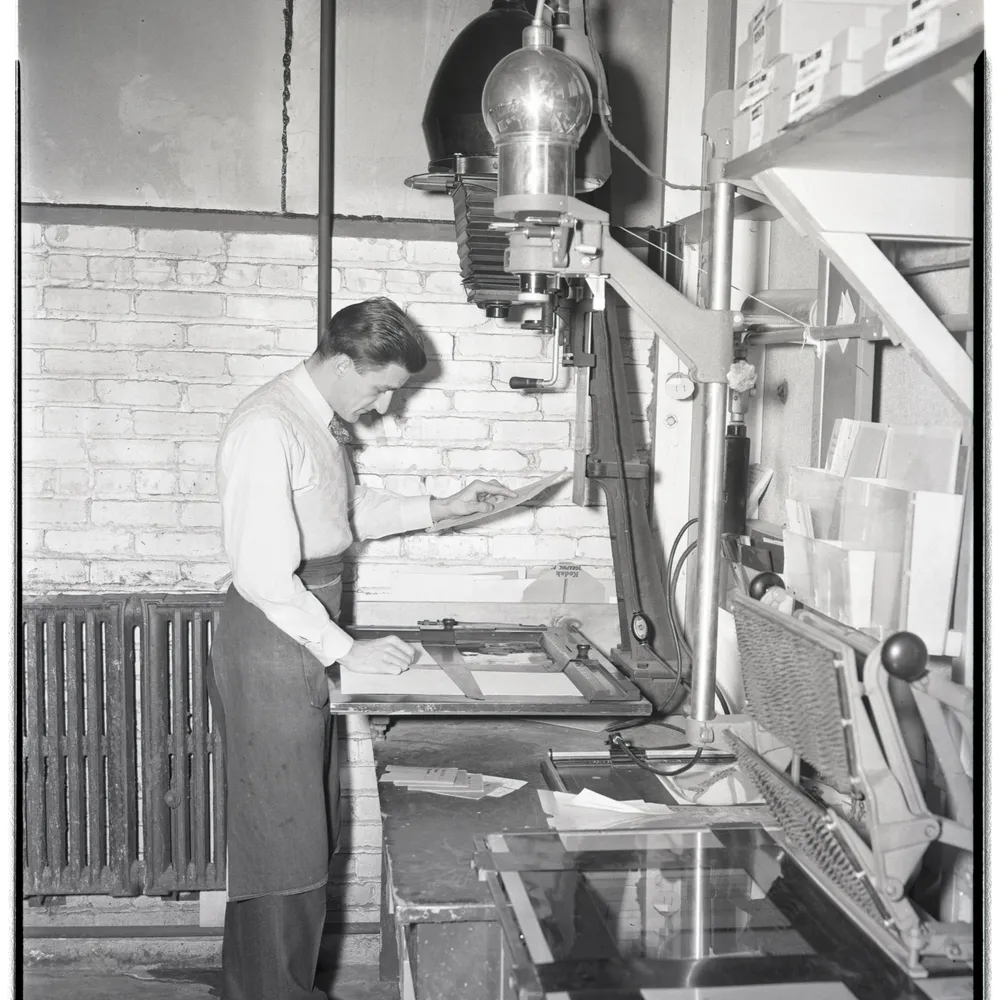 Ford Bowers tiskne fotografie u automaticky ostřícího zvětšováku, Dow Photographic Laboratory (1947)