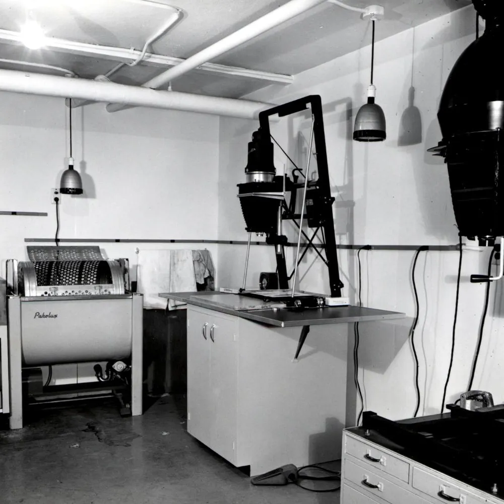R.B. Pope، غرفة معالجة المطبوعات في مختبر Sellwood Laboratory، Portland، Oregon (1956)، USDA Forest Service، ملك عام