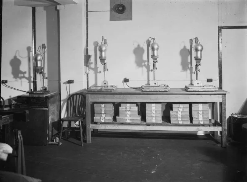 مصور رسمي من مكتب الحرب، مكبِّرات Kodak الدقيقة في غرفة تحميض قسم التصوير بمكتب الحرب، شارع Curzon، لندن (1939-1945)، متحف الحرب الإمبراطوري
