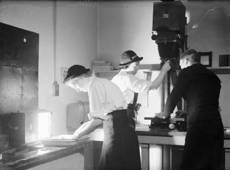 Photographe officiel de la Royal Navy, des Wrens en formation comme assistantes photographiques, agrandissement et développement de tirages, RNAS Donibristle (1942)
